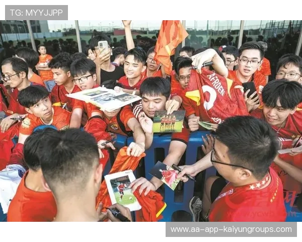 球迷支持热烈,现场气氛火爆!,球迷的热情 球迷支持热烈,现场气氛火爆!,球迷的热情