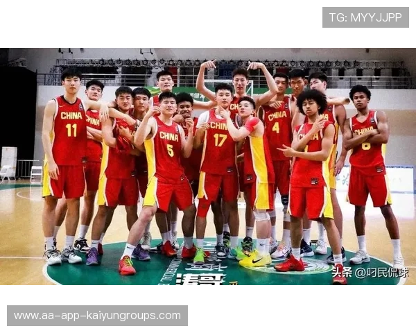中国男篮青训营在京开幕,姚明亲临现场指导年轻球员。,中国男篮青训队 中国男篮青训营在京开幕,姚明亲临现场指导年轻球员。,中国男篮青训队
